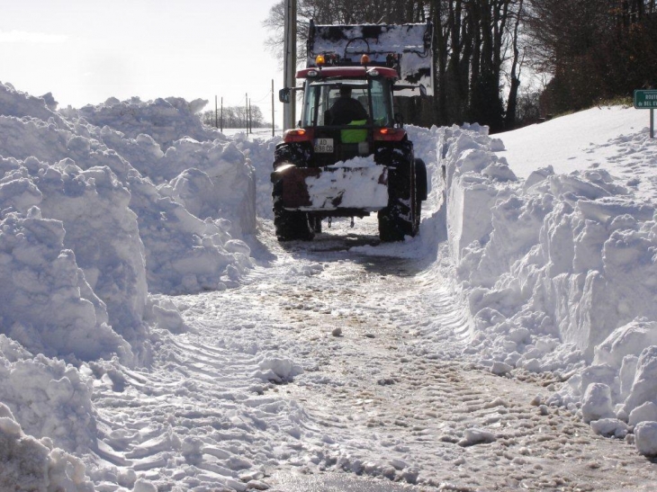 Neige  Mars 2013 . Déneigement par tracteur - Thiétreville