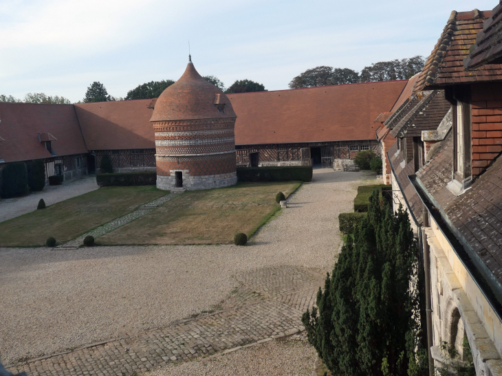 Le manoir d'Ango : le pigeonnier dans la cour - Varengeville-sur-Mer