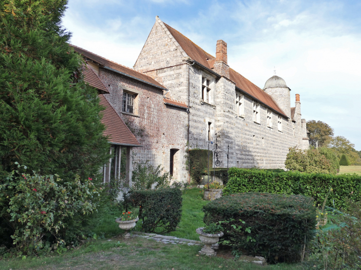 Le manoir d'Ango : l'aile Ouest vue du jardin - Varengeville-sur-Mer