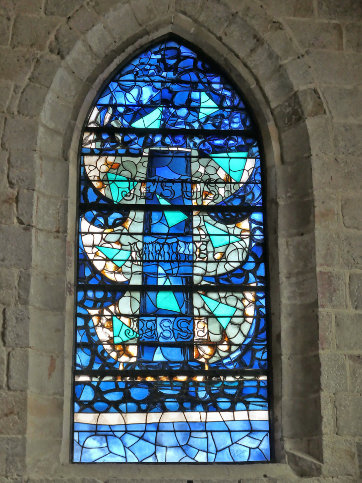 L'intérieur de l'église Saint Valery : vitrail de Georges Braque l'arbre de Jessé - Varengeville-sur-Mer