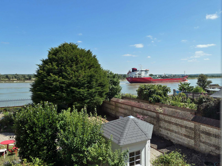 Maison Vacquerie : vue sur le jardin et la Seine - Villequier