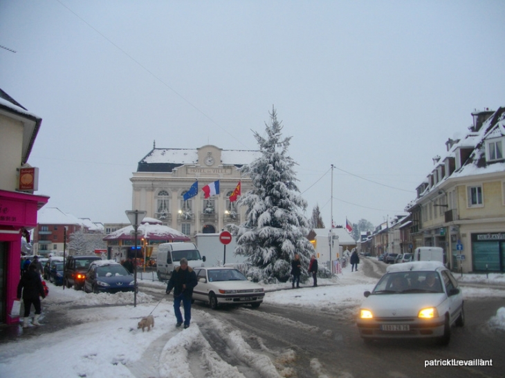 Place de la Mairie , un jour de neige - Yvetot