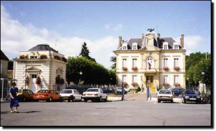 Arpajon, la Mairie et l'Office du Tourisme