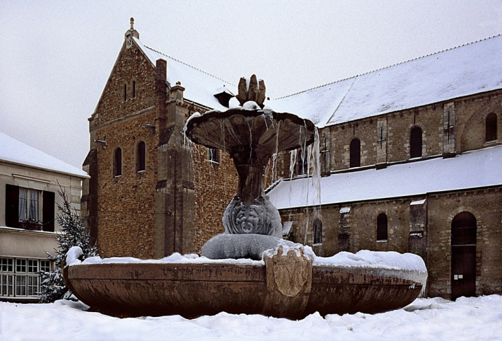 La place et la basilique sous la neige - Longpont-sur-Orge