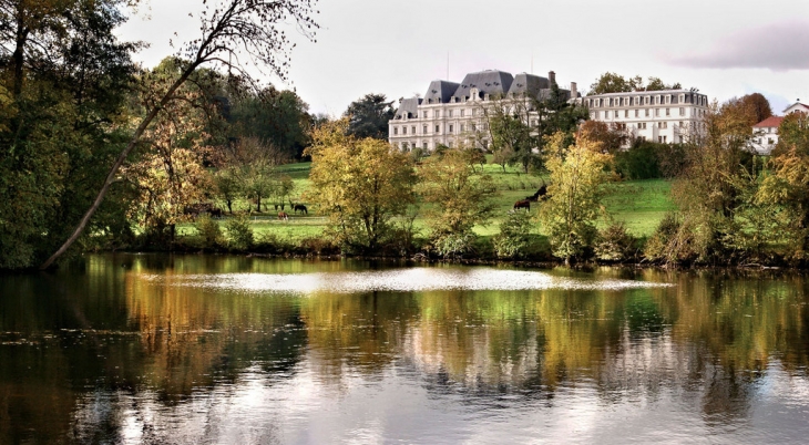 Chateau de Lormoy vu du parc - Longpont-sur-Orge