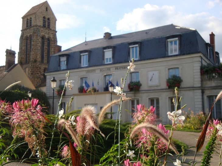 Hôtel de Ville vu depuis le parc de la mairie - Saint-Germain-lès-Arpajon