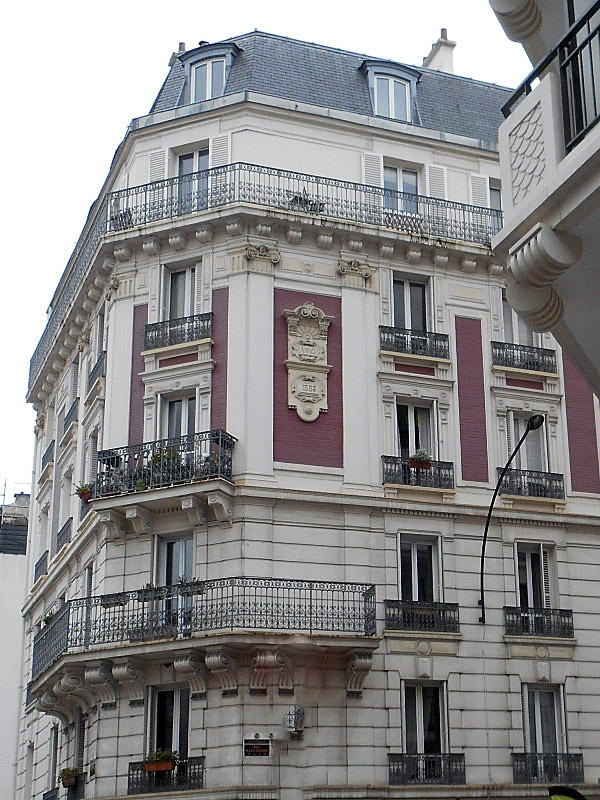 Immeuble dans la ville - Clichy