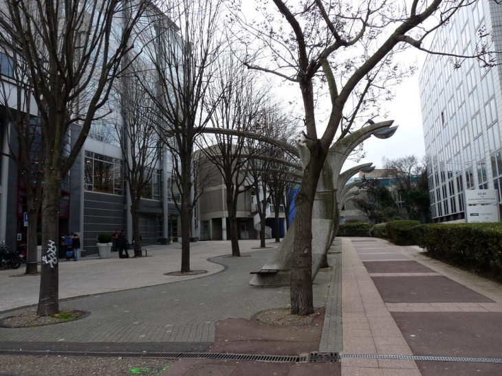 Sur le parvis de la médiathèque - Issy-les-Moulineaux