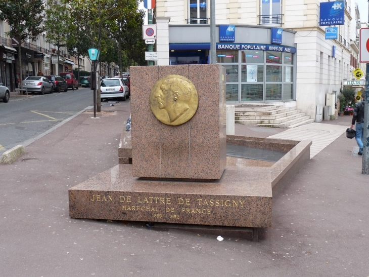 Sur la place Maréchal de lattre de Tassigny - Issy-les-Moulineaux