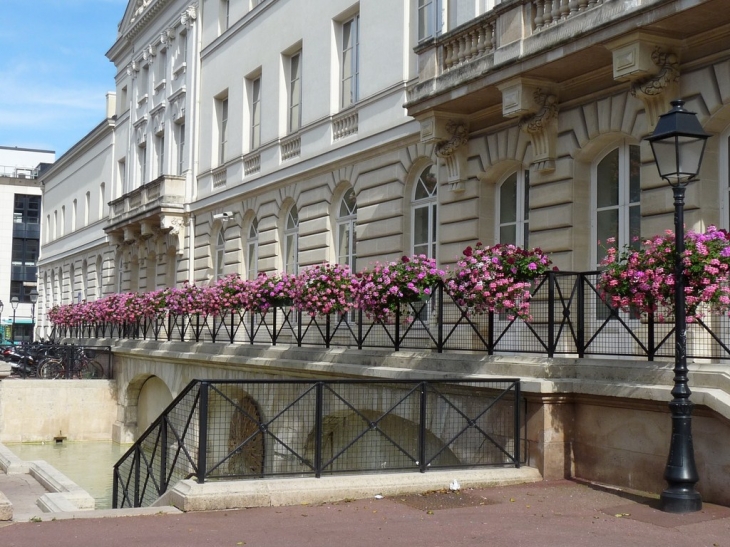 Sur l'arrière de l'hotel de ville - Issy-les-Moulineaux