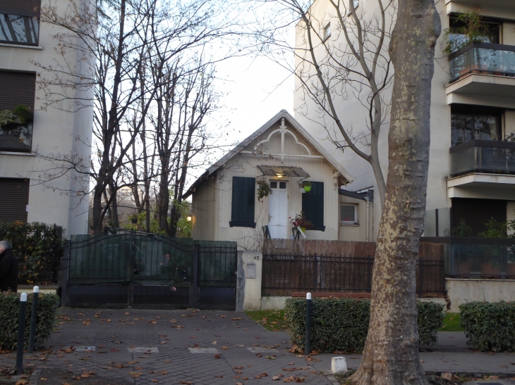 île de la Jatte : petite maison entre les immeubles - Neuilly-sur-Seine