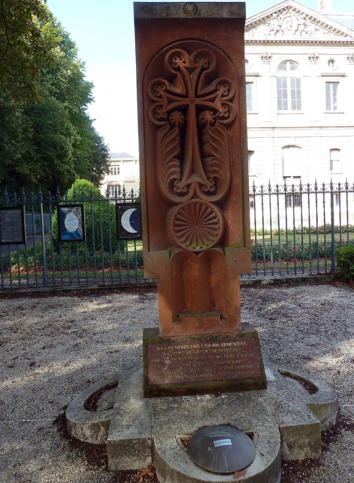 Le monument arménien devant le musée - Sèvres