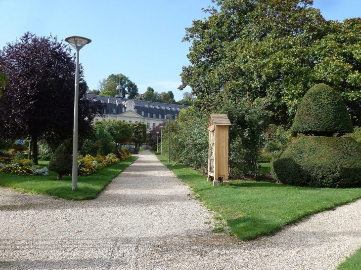 Le square devant l'ancienne manufacture - Sèvres