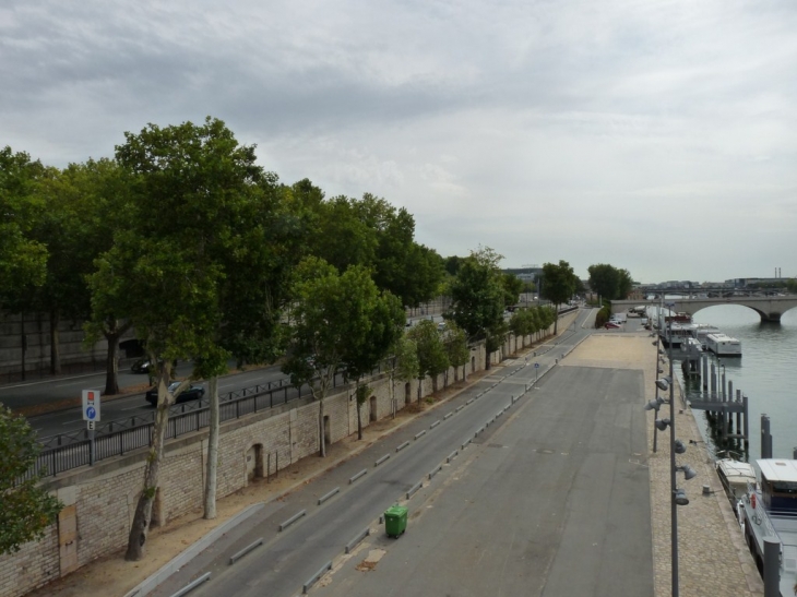 Le quai de Bercy - Paris 12e Arrondissement