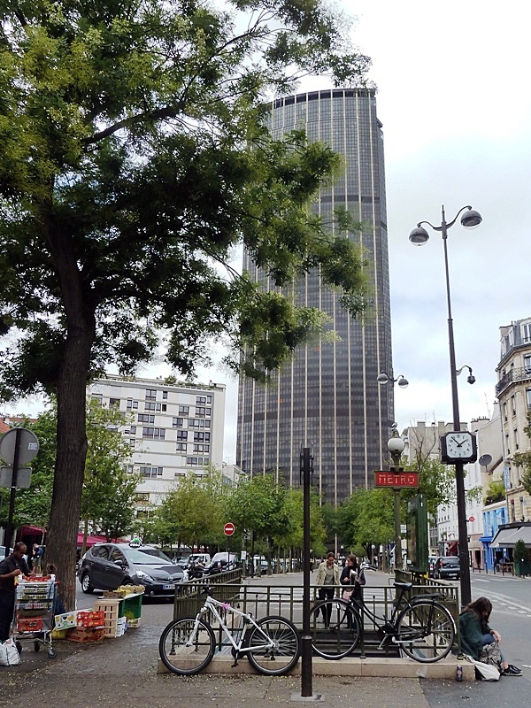 Vue sur la tour Montparnasse à la sortie du métro - Paris 15e Arrondissement