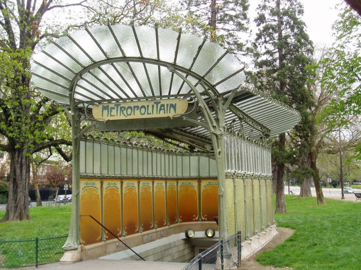 Métro Porte Dauphine - Paris 16e Arrondissement