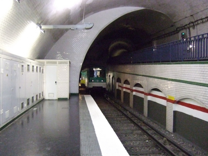 Métro Mirabeau - Paris 16e Arrondissement