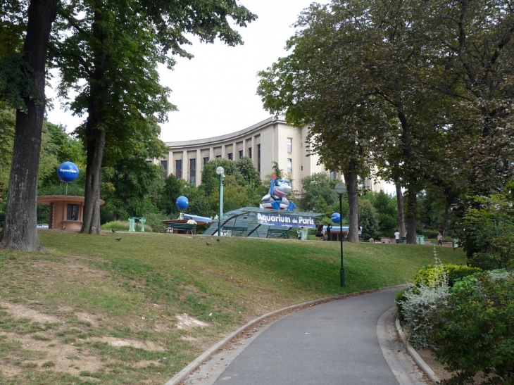 Sur l'esplanade Bernard Duperier - Paris 16e Arrondissement