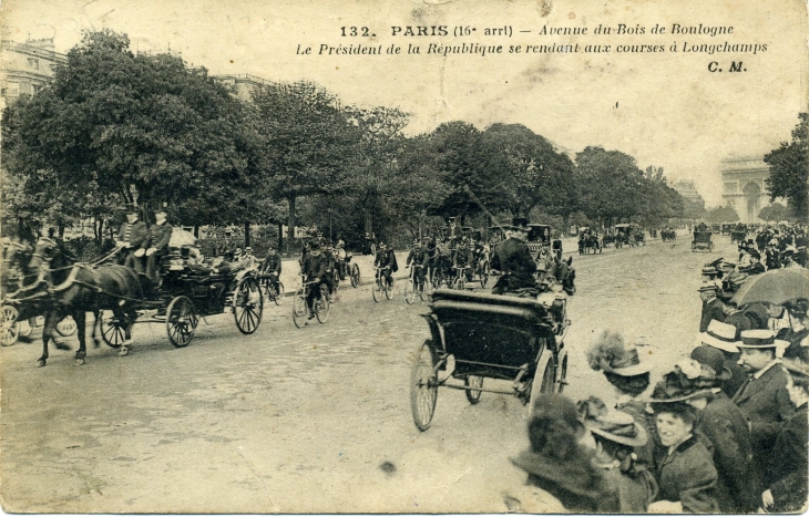 Avenue du Bois de Boulogne. Le Président de la république se rendant aux courses à Longchamps (carte postale de 1905) - Paris 16e Arrondissement