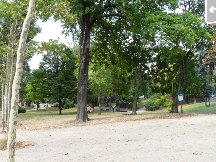 Sur l'esplanade devant le palais de Chaillot - Paris 16e Arrondissement