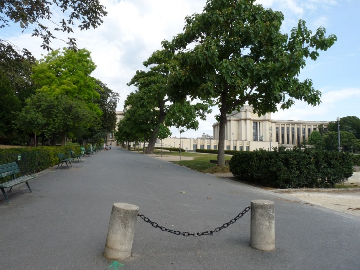 Sur l'esplanade devant le palais de Chaillot - Paris 16e Arrondissement