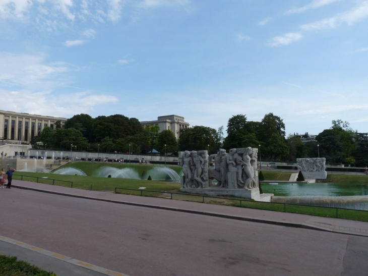 Sur l'esplanade devant le palais de Chaillot - Paris 16e Arrondissement