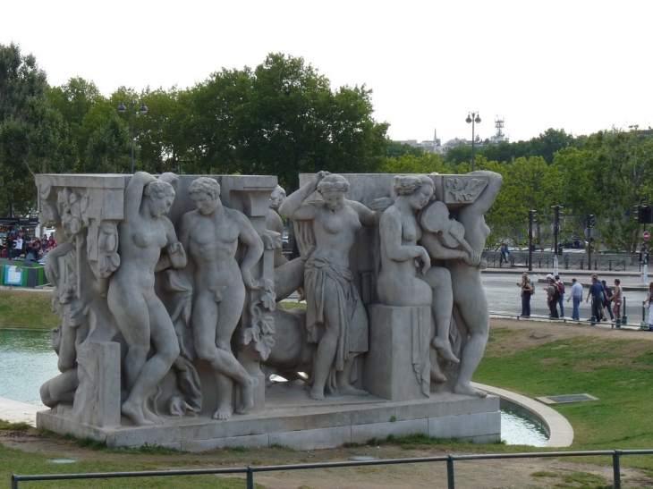 Sur l'esplanade devant le palais de Chaillot - Paris 16e Arrondissement