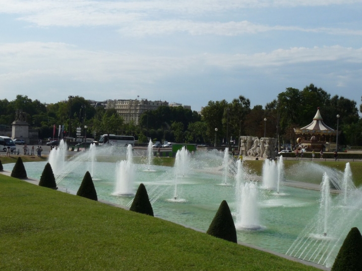 Sur l'esplanade devant le palais de Chaillot - Paris 16e Arrondissement