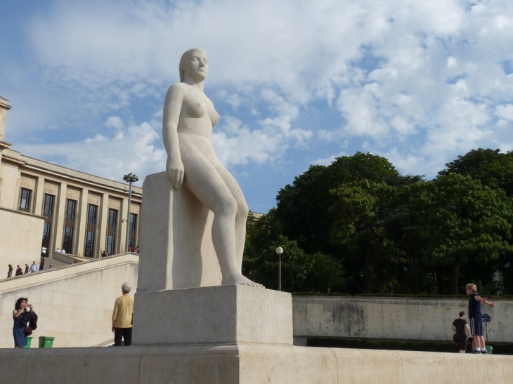 Sur l'esplanade devant le palais de Chaillot - Paris 16e Arrondissement