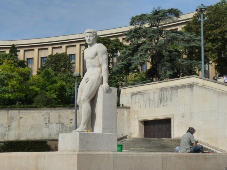 Sur l'esplanade devant le palais de Chaillot - Paris 16e Arrondissement