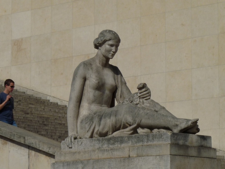 Sur l'esplanade devant le palais de Chaillot - Paris 16e Arrondissement