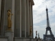 Sur l'esplanade devant le palais de Chaillot