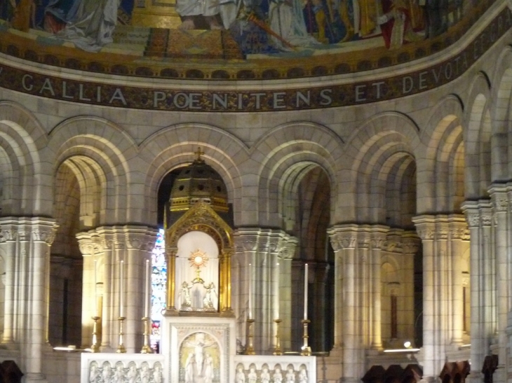 Dans La basilique du Sacré Coeur - Paris 18e Arrondissement