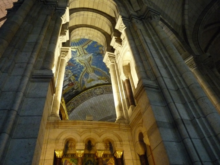 Dans La basilique du Sacré Coeur - Paris 18e Arrondissement