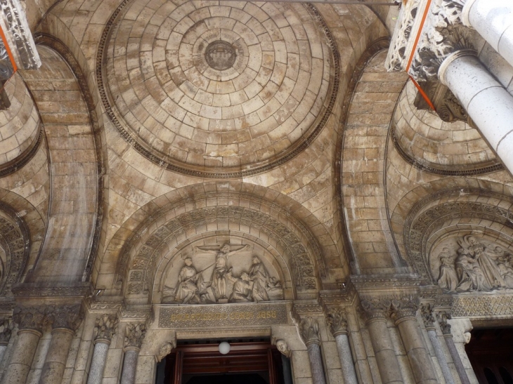 Dans La basilique du Sacré Coeur - Paris 18e Arrondissement