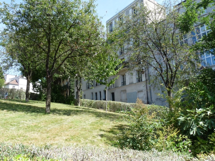 Place J B Clement - Paris 18e Arrondissement