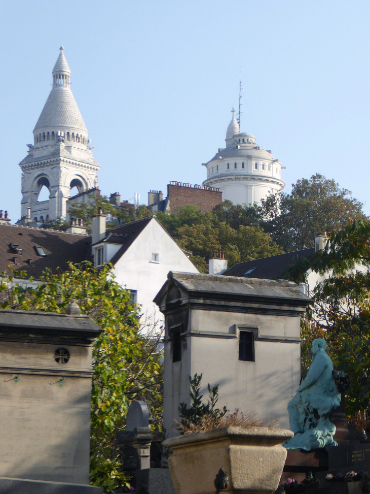 Le Sacré Coeur : le campanile et la dome vus du cimetière Saint Vincent - Paris 18e Arrondissement