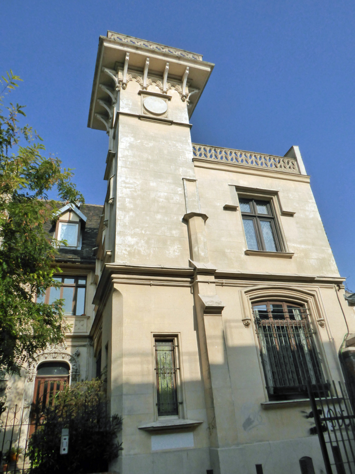 Ballade à Montmartre : impasse Marie-Blanche maison de l'Escalopier - Paris 18e Arrondissement