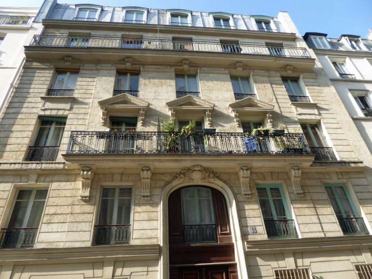 Ballade à Montmartre : rue Constance - Paris 18e Arrondissement