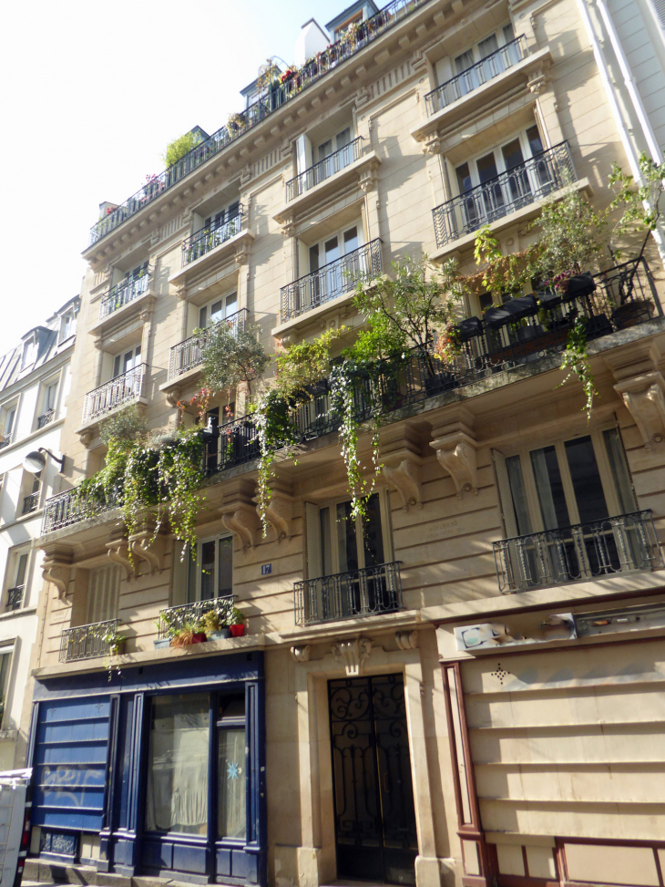 Ballade à Montmartre : rue Constance - Paris 18e Arrondissement