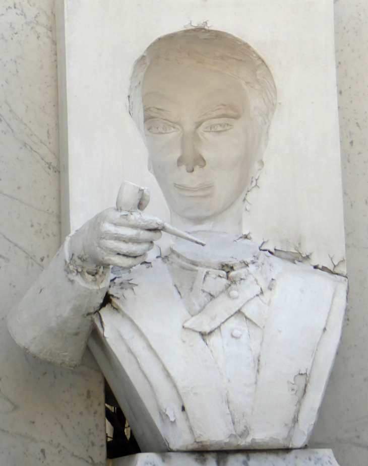 Le cimetière de Montmartre : tombe du docteur Pitchal sculpture en creux - Paris 18e Arrondissement