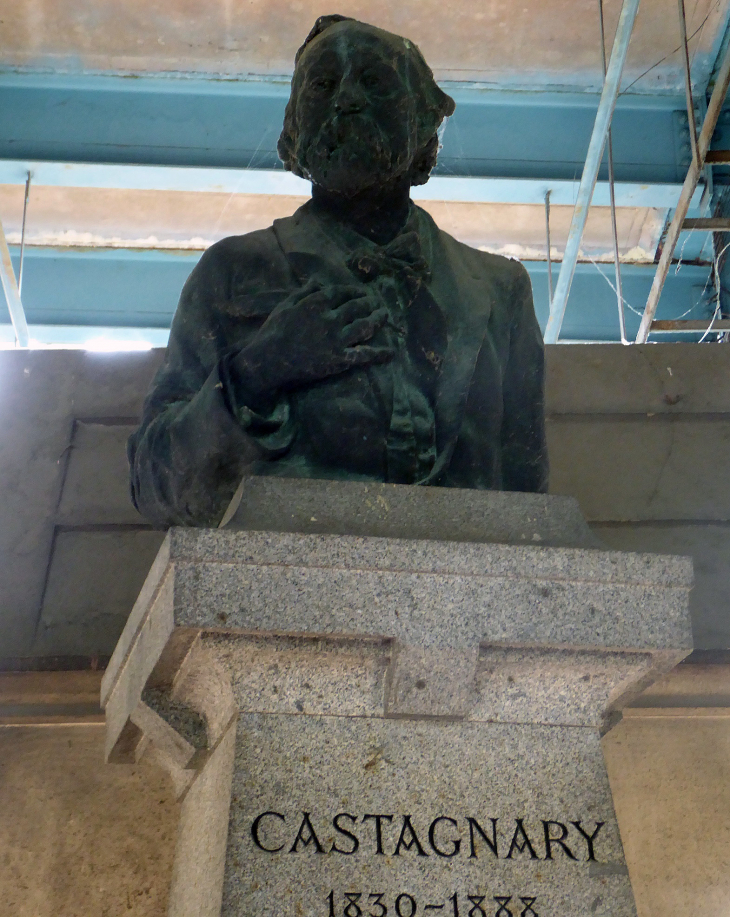 Le cimetière de Montmartre : tombeau de Castagnary buste sculpté par Rodin - Paris 18e Arrondissement