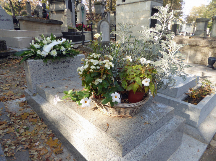 Le cimetière de Montmartre : tombe de Jeanne Moreau - Paris 18e Arrondissement