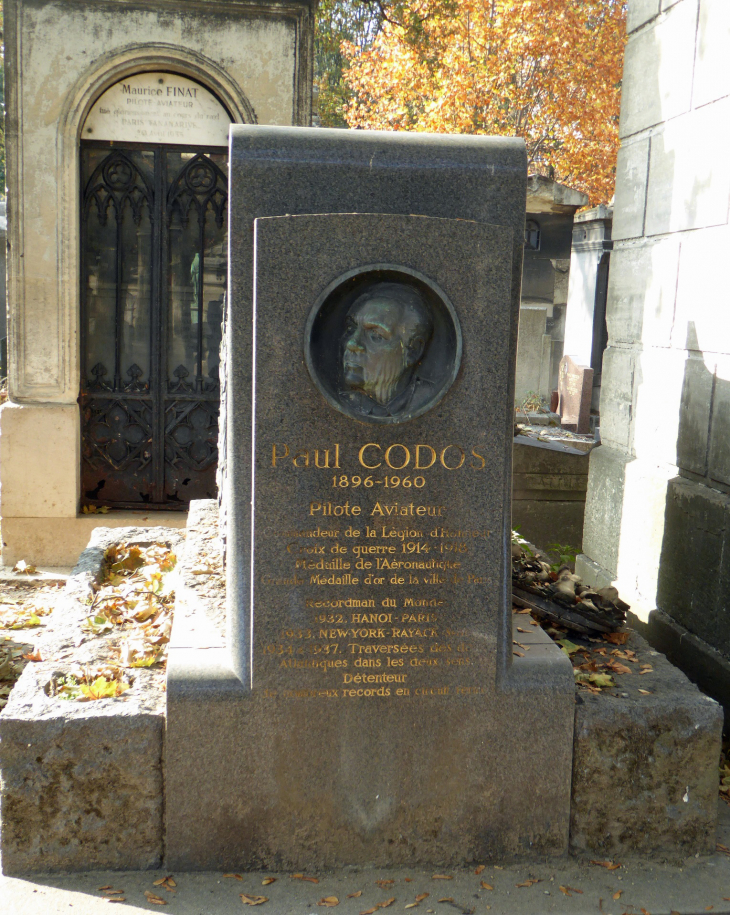 Le cimetière de Montmartre : la tombe de l'aviateur Paul Codos - Paris 18e Arrondissement