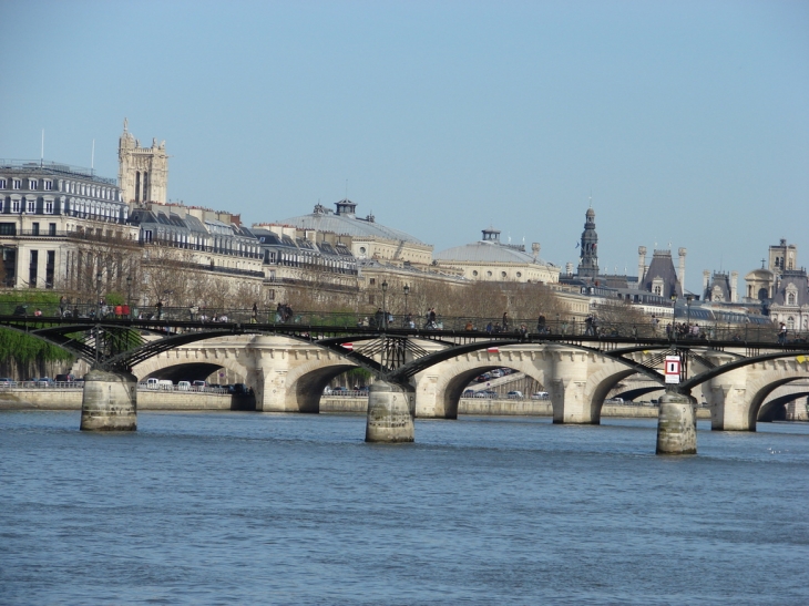 Le Pont-des-Arts  et le Pont-Neuf - Paris 1er Arrondissement