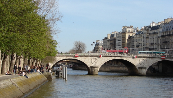 Le Pont Saint-Michel - Paris 1er Arrondissement