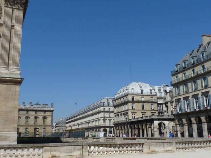 Le Louvre et la rue de Rivoli - Paris 1er Arrondissement