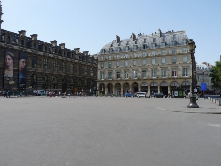 Sur la Place A Malraud - Paris 1er Arrondissement