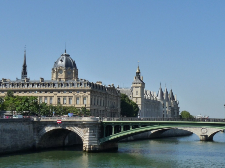 Le tribunal de commerce et la conciergerie - Paris 1er Arrondissement