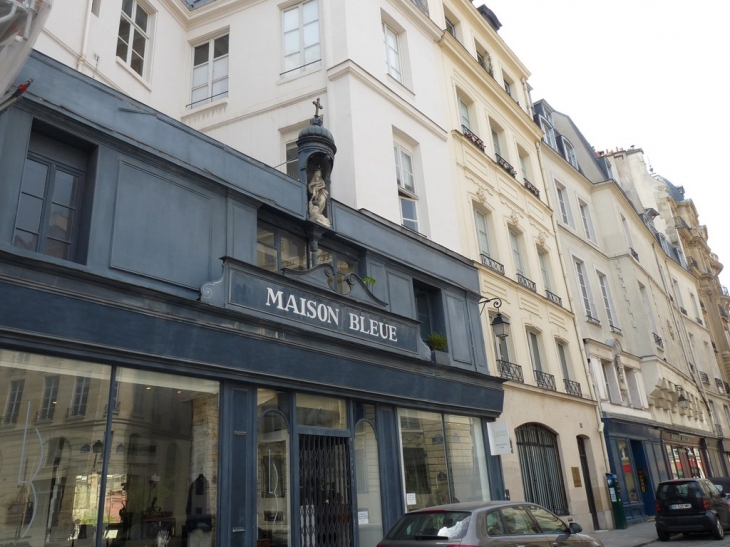 Sur un facade , autour  de la place à ND des Victoires - Paris 2e Arrondissement